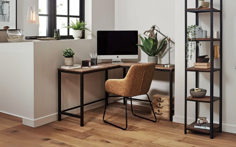 Bàn góc tường với chân sắt bền bỉ. 