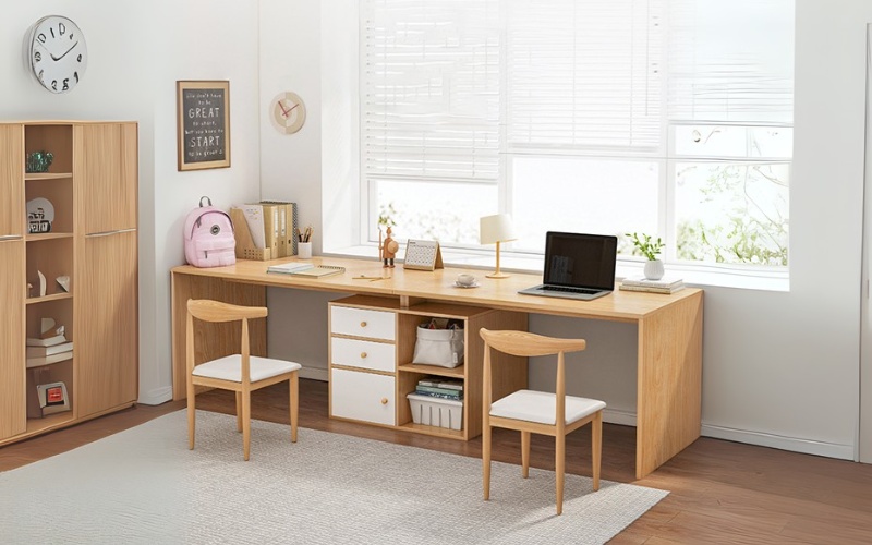 Bàn học góc tường dành cho hai người. 