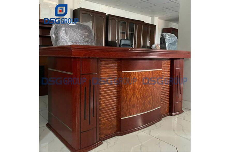 Mẫu bàn giám đốc truyền thống