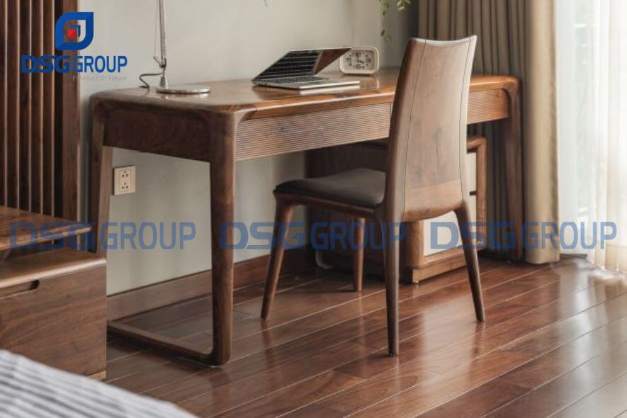 Thường xuyên lau chùi, để giữ độ bóng đẹp cho bàn làm việc