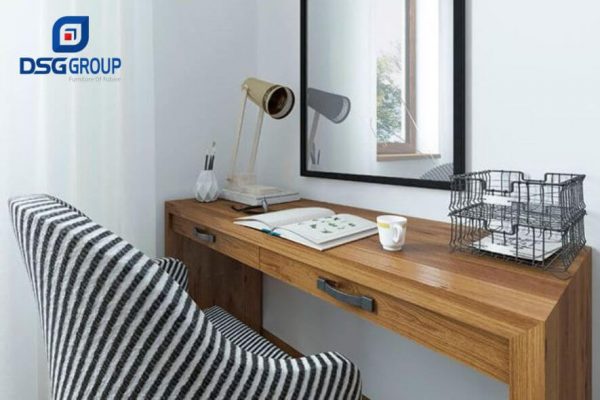 đặt gương sau lưng bàn làm việc