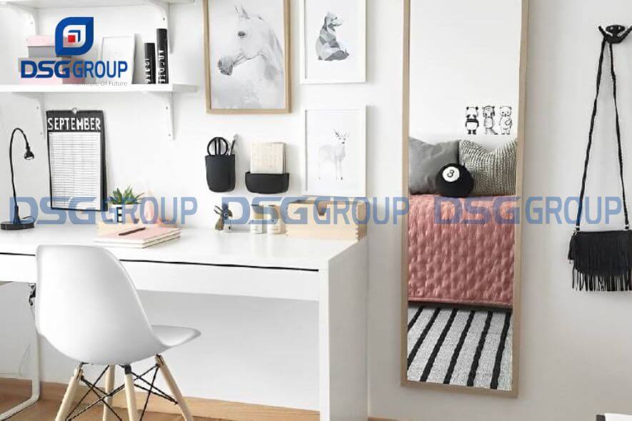 Gương phản chiếu ánh sáng tự nhiên giúp sáng sủa căn phòng