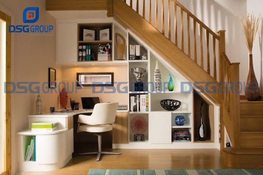 Bàn làm việc đặt dưới cầu thang giúp tối ưu được không gian hơn