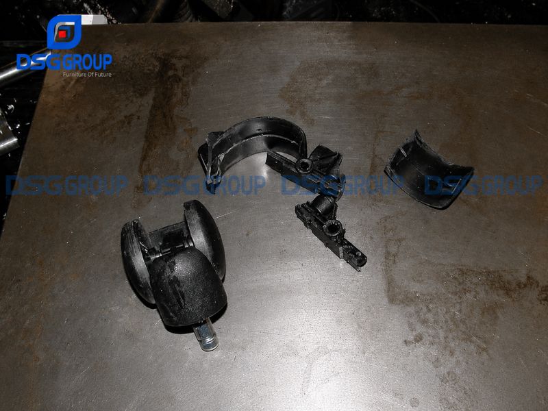 Sửa bánh xe ghế văn phòng bị kẹt hoặc bể