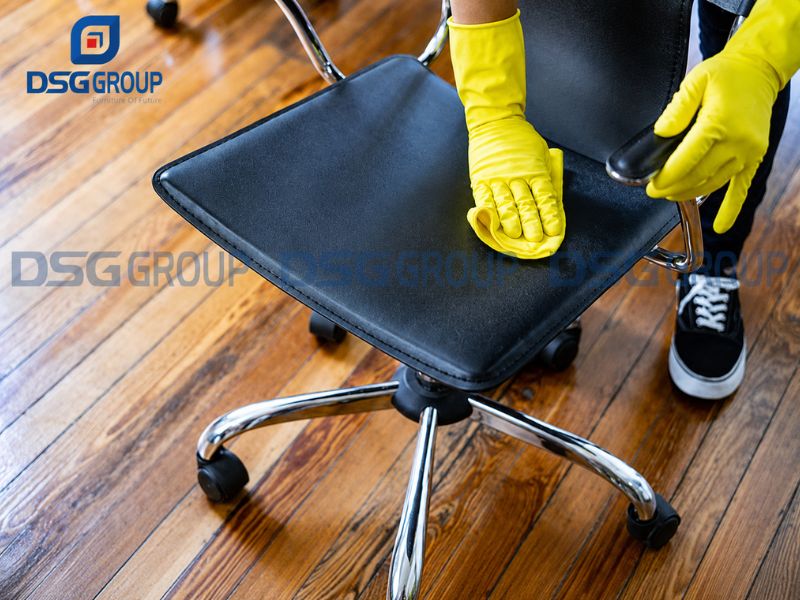 Vệ sinh ghế da nhẹ nhàng giúp giữ bề mặt luôn sạch đẹp.