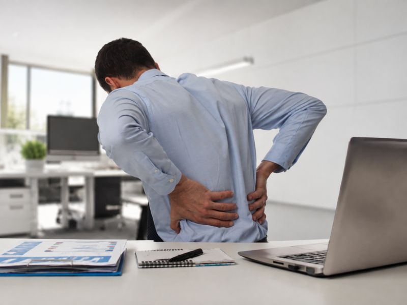 Tư thế ngồi làm việc sai, về lâu dài sẽ ảnh hưởng đến cột sống