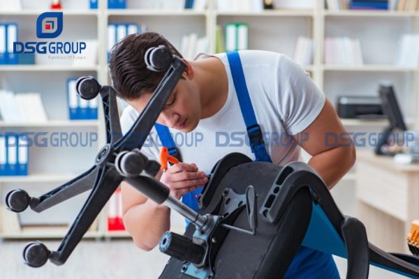 Tháo đệm ghế cũ ra khỏi khung ghế