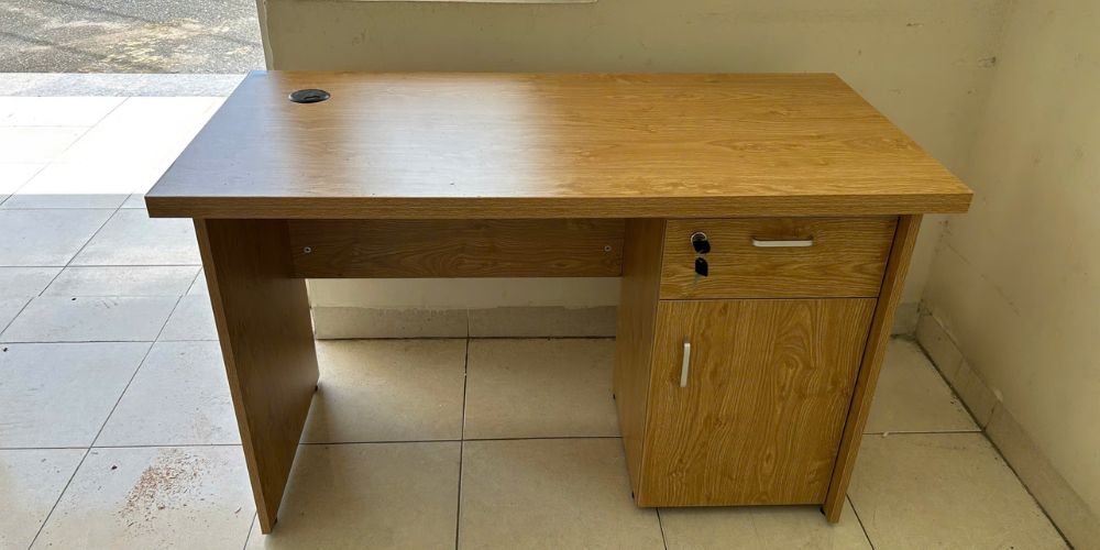 Mặt bàn được thiết kế rộng rãi, thoải mái khi sử dụng