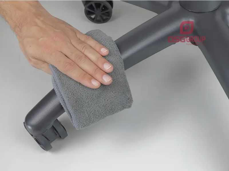 Lau chùi bánh xe, ốc và trục ghế