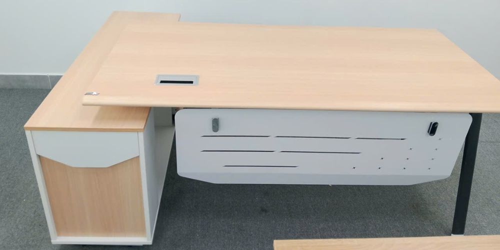 Bàn làm việc NTVP1812C17 được thiết kế với nhiều tiện ích 