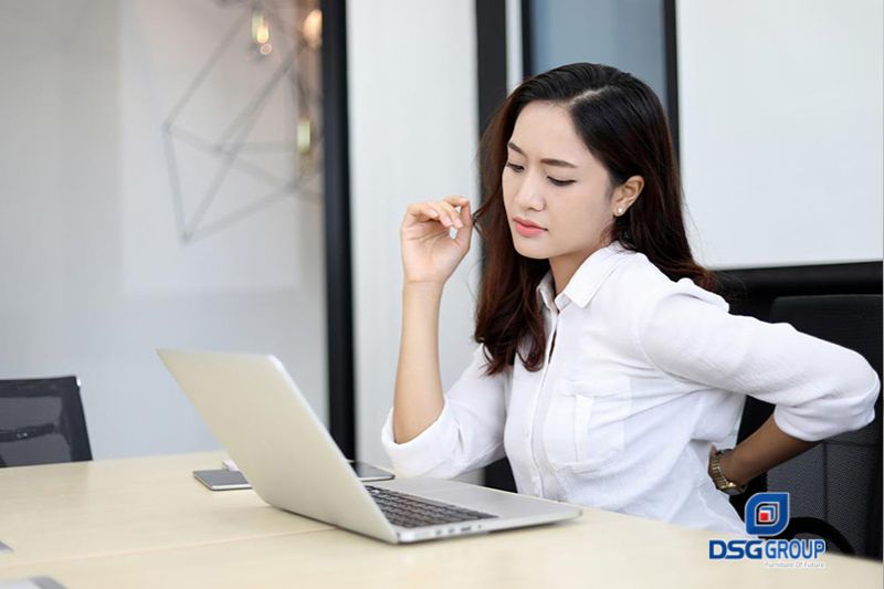 Các nguyên nhân phổ biến gây đau lưng và gù lưng ở nhân viên văn phòng