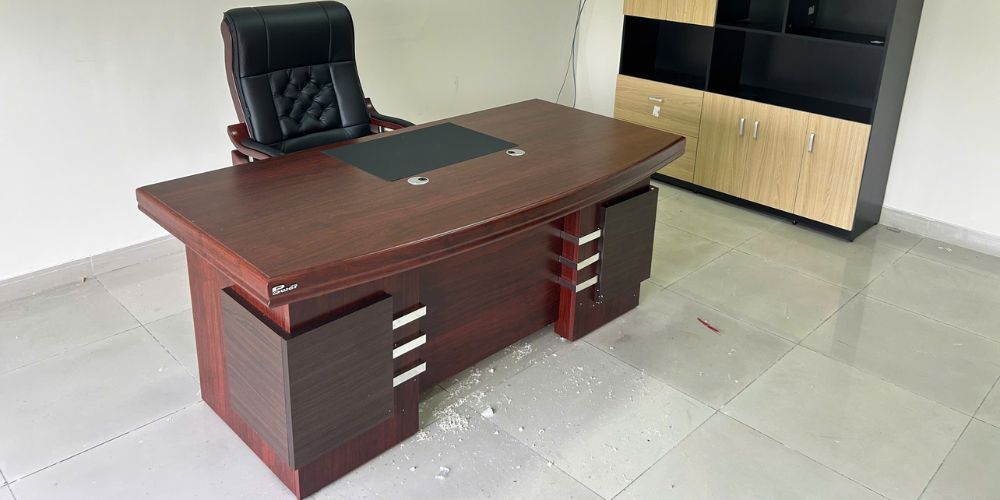 Sở hữu vẻ ngoài sang trọng bắt mắt của bàn DT1880H24R dành cho phòng lãnh đạo