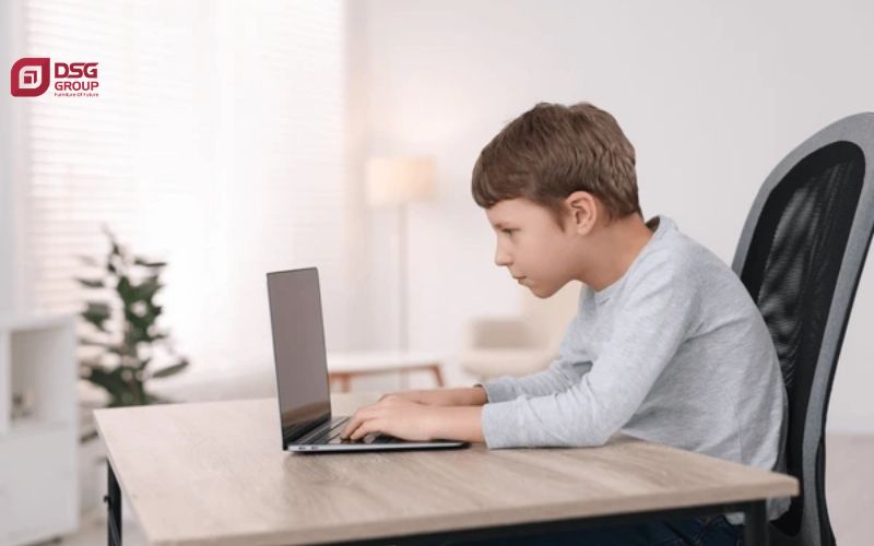 Những tư thế ngồi làm việc sai của trẻ