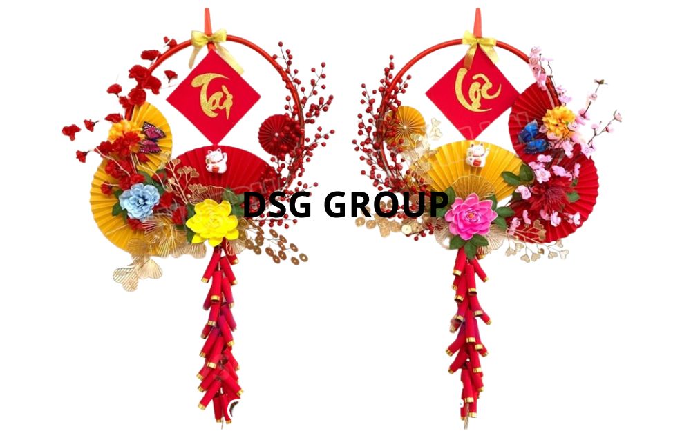Decor văn phòng ngày Tết nổi bật với giấy xếp đỏ & quạt họa tiết