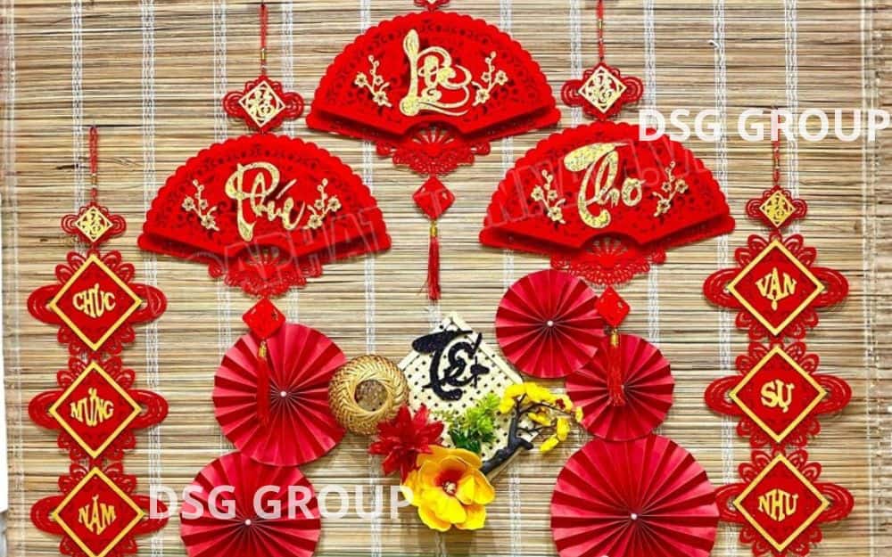 Sử dụng giấy xếp đỏ và quạt họa tiết Tết để trang trí văn phòng