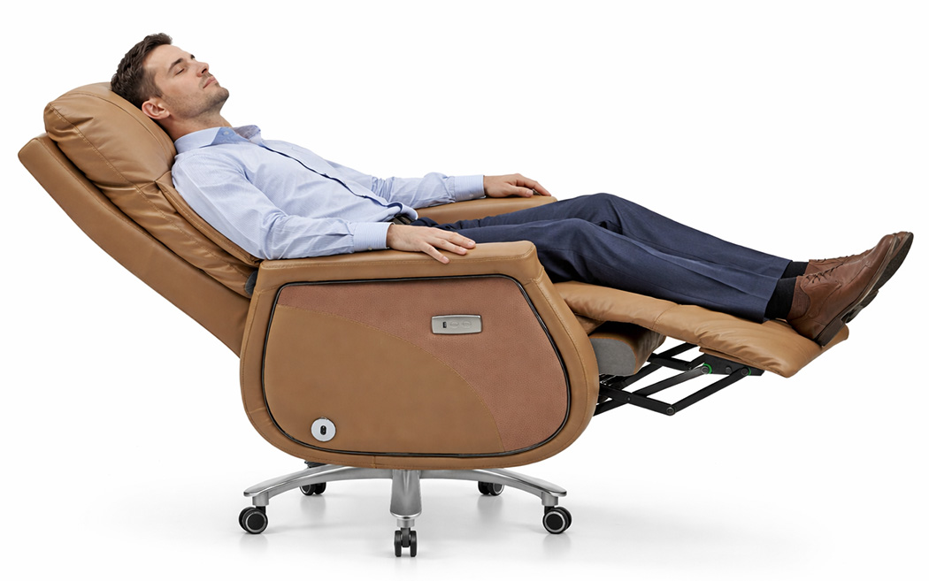 Ngả lưng thư giãn tại văn phòng làm việc