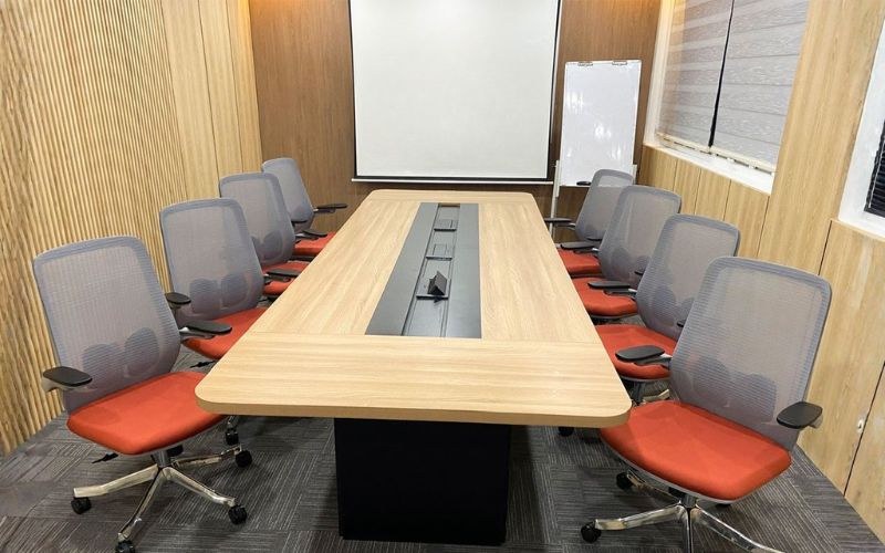 Bàn họp có ổ điện tích hợp hộc bàn tiện lợi 