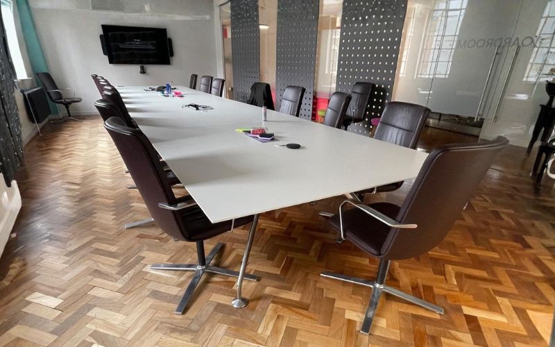 Lợi ích khi sử dụng bàn họp có ổ điện trong văn phòng hiện đại